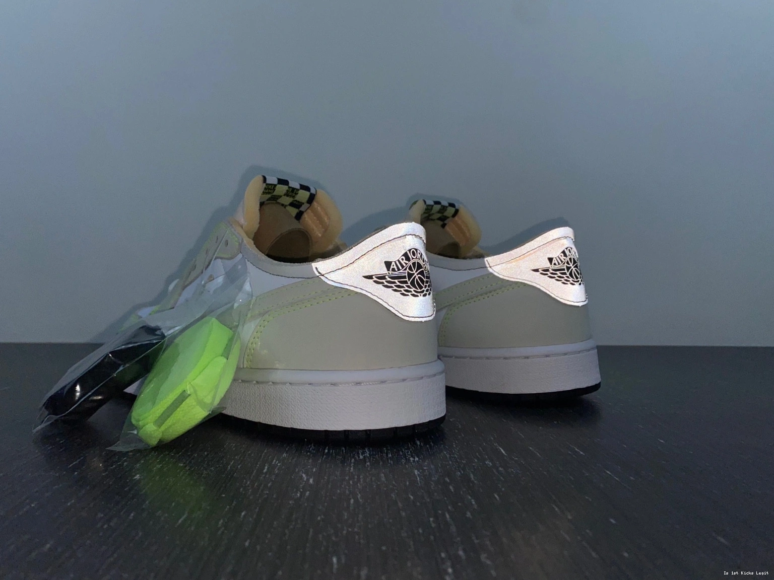  DM7837-103 Retro 1 Low Jordan Green Black White Ghost 1126